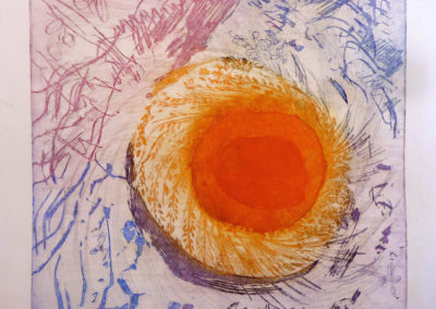 Gravure à l'eau forte, sorte de soleil (ou abricot ?) entouré d'épis, jaune orangé, autour, des traits fins ou plus plats, dans les tons violets et bleus.