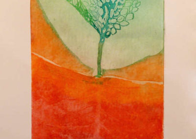Gravure à l'eau forte arbre et ses racines, la partie sous terre est dans les tons marrons/rouge/orange, la partie aérienne verts et bleus