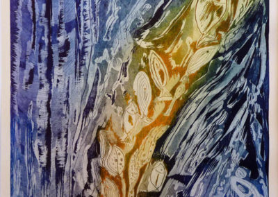Gravure à l'eau forte dans les tons bleus sur le côté gauche et droit, avec une bande de couleur dans les tons jaunes et verts du bas vers le haut à droite. Comme une rivière de couleur - on y voit des poissons.