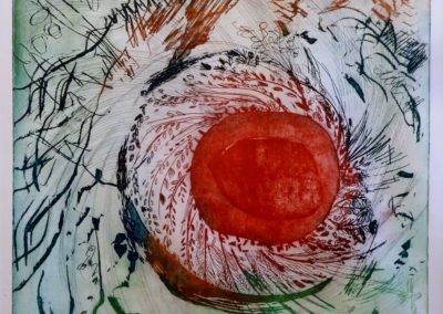 Gravure à l'eau forte, sorte de soleil rouge entouré d'épis, rouges, autour, des traits fins ou plus plats, dans les tons verts, bleus, marrons. Les couleurs sont franches.